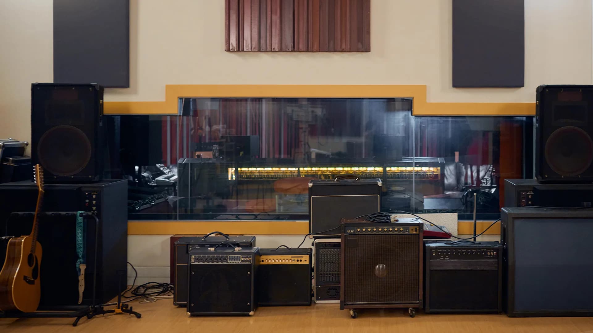 Equipamentos de estúdio e cabine de gravação da MUZIUM para gravação de atores de voz