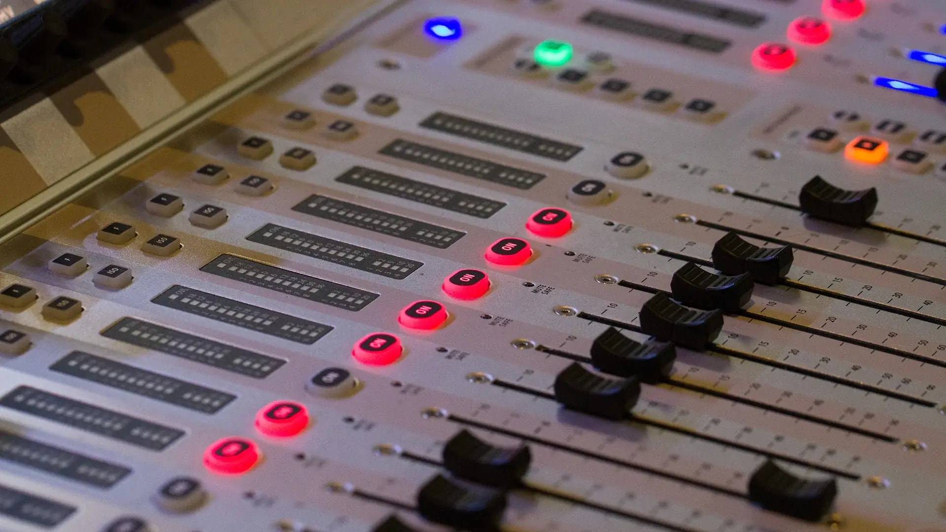 MUZIUM SOUND STUDIO voice recording - Professional voice direction and dubbing